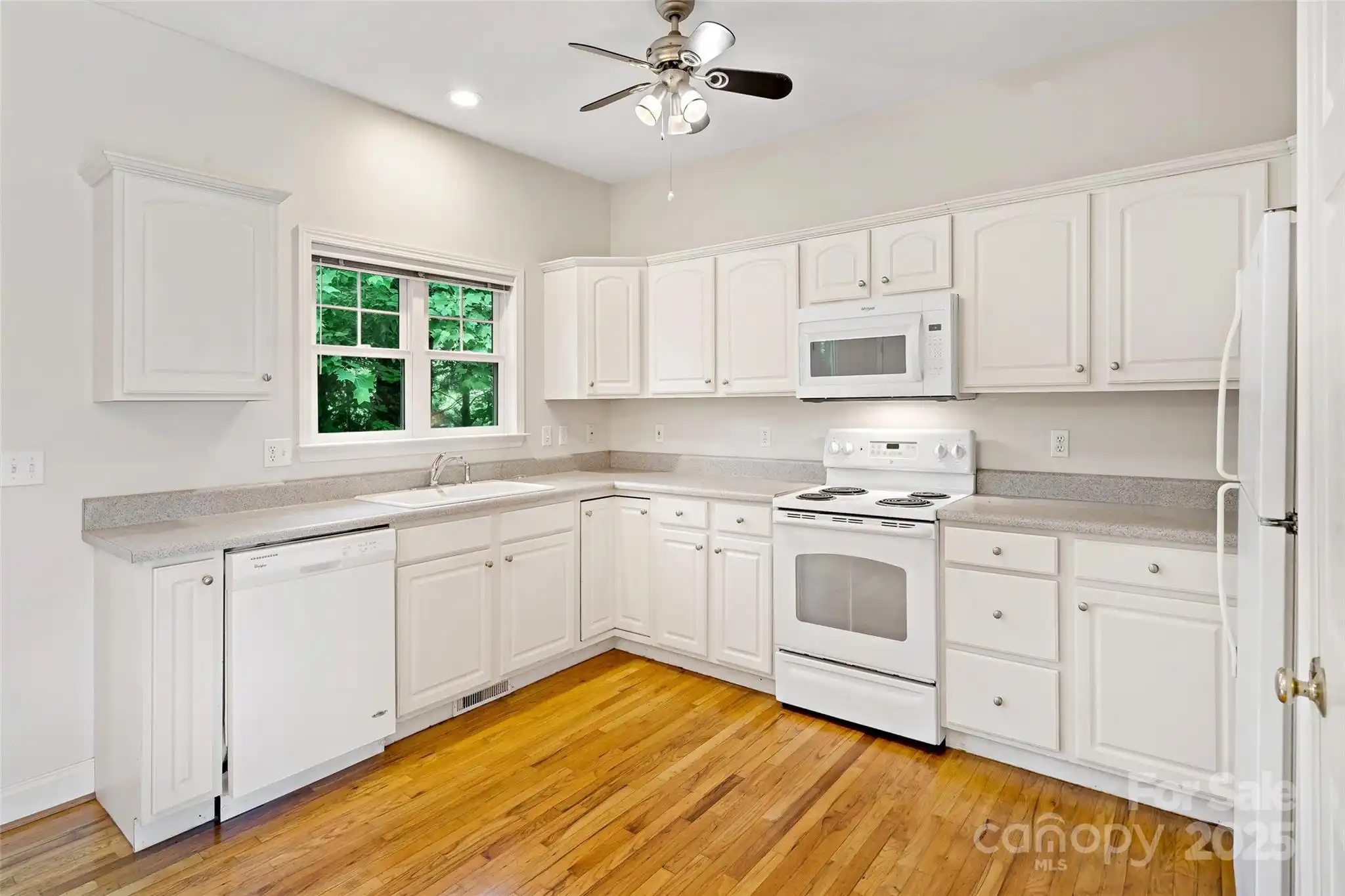 Listing Photo 12