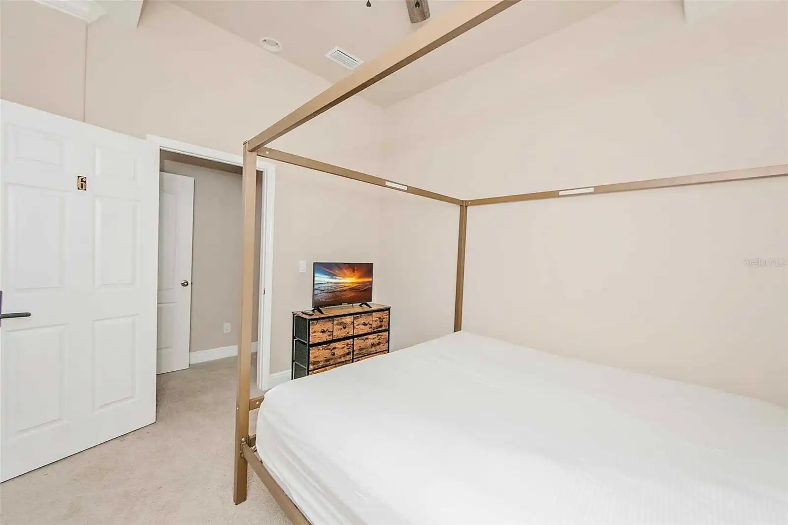 Listing Photo 11
