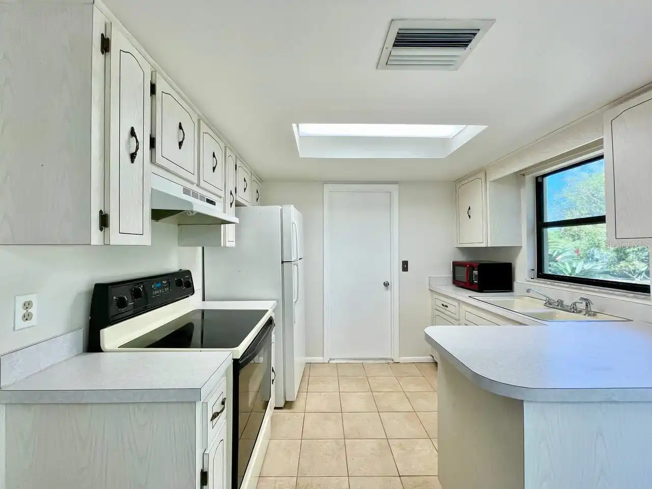 Listing Photo 8