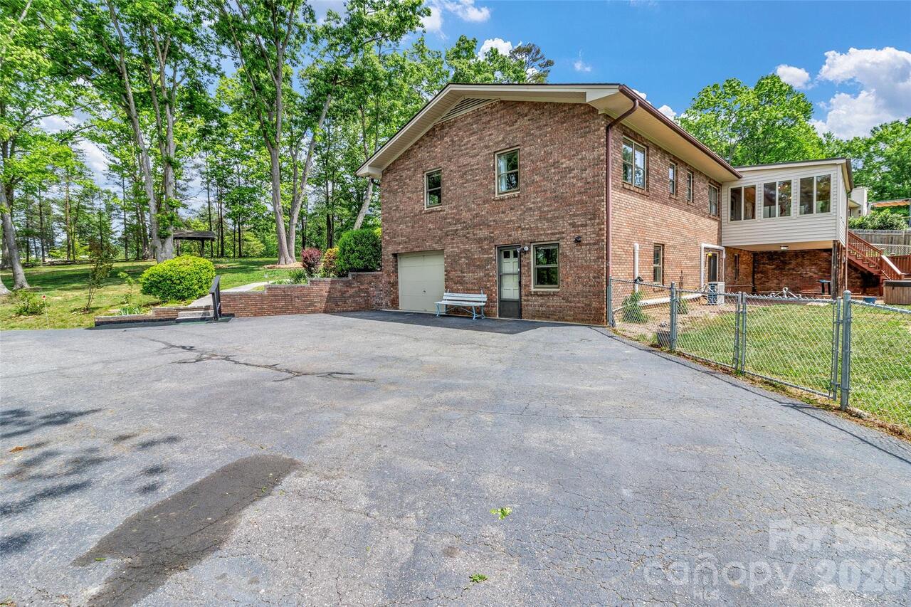 Listing Photo 12