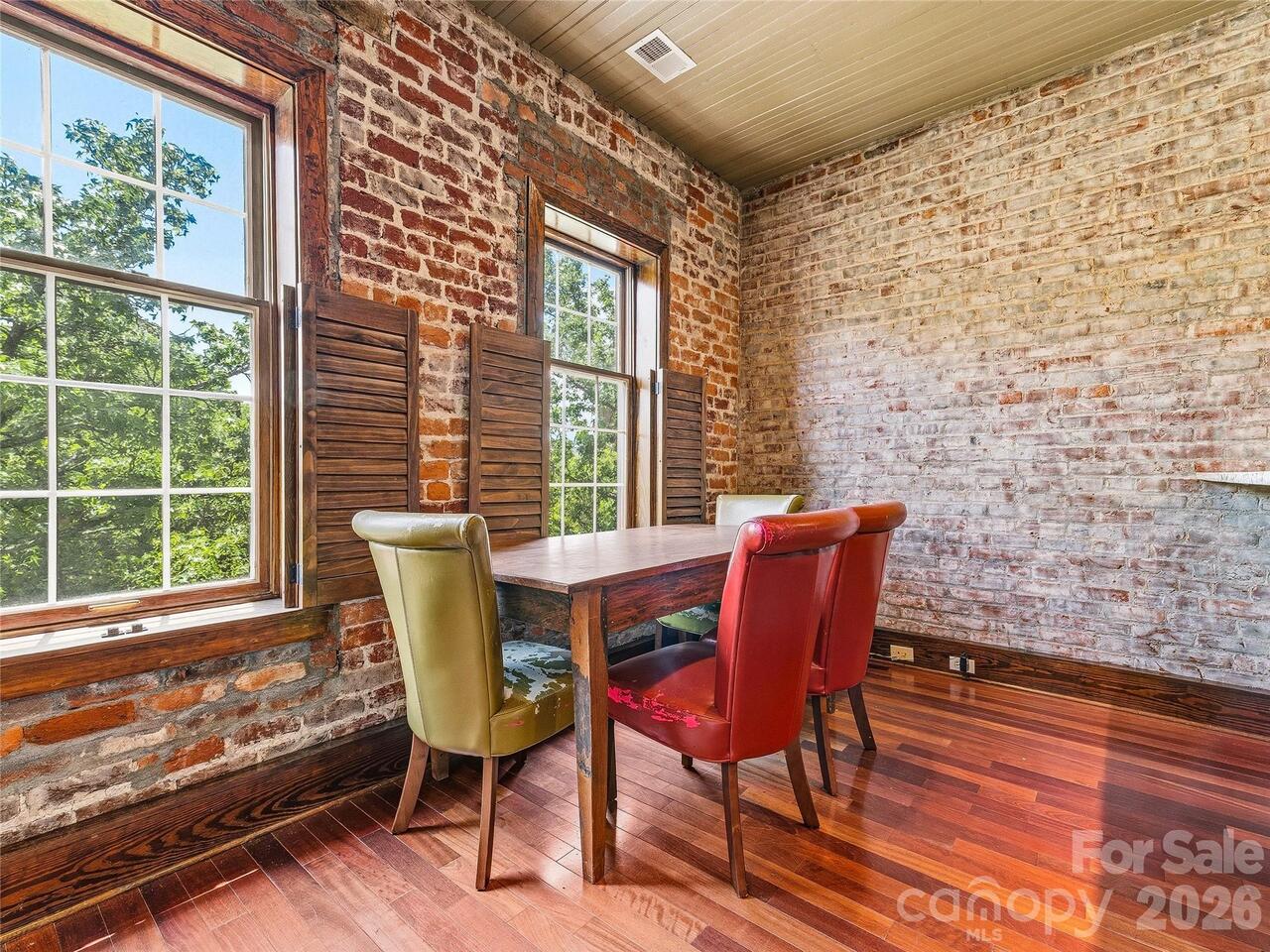 Listing Photo 11