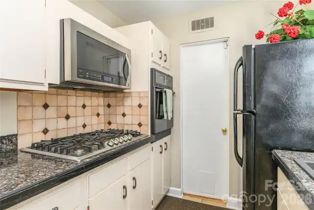 Listing Photo 12
