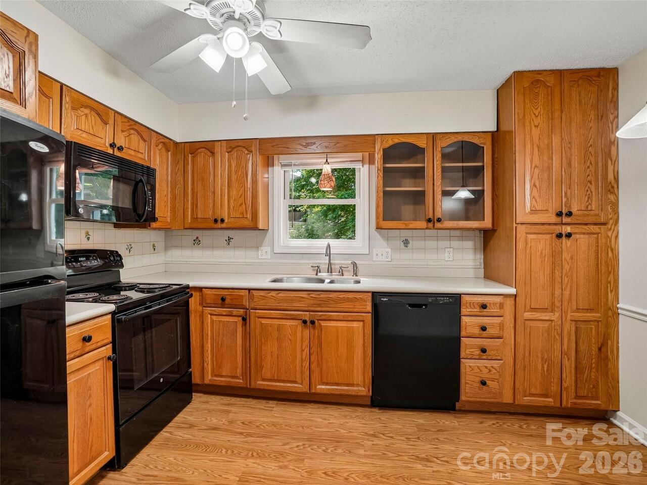Listing Photo 12