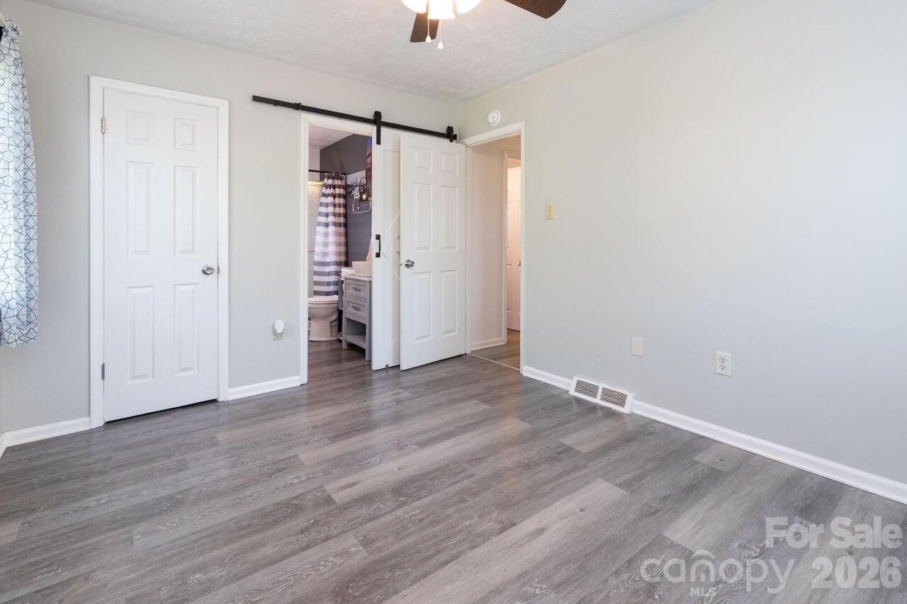 Listing Photo 12