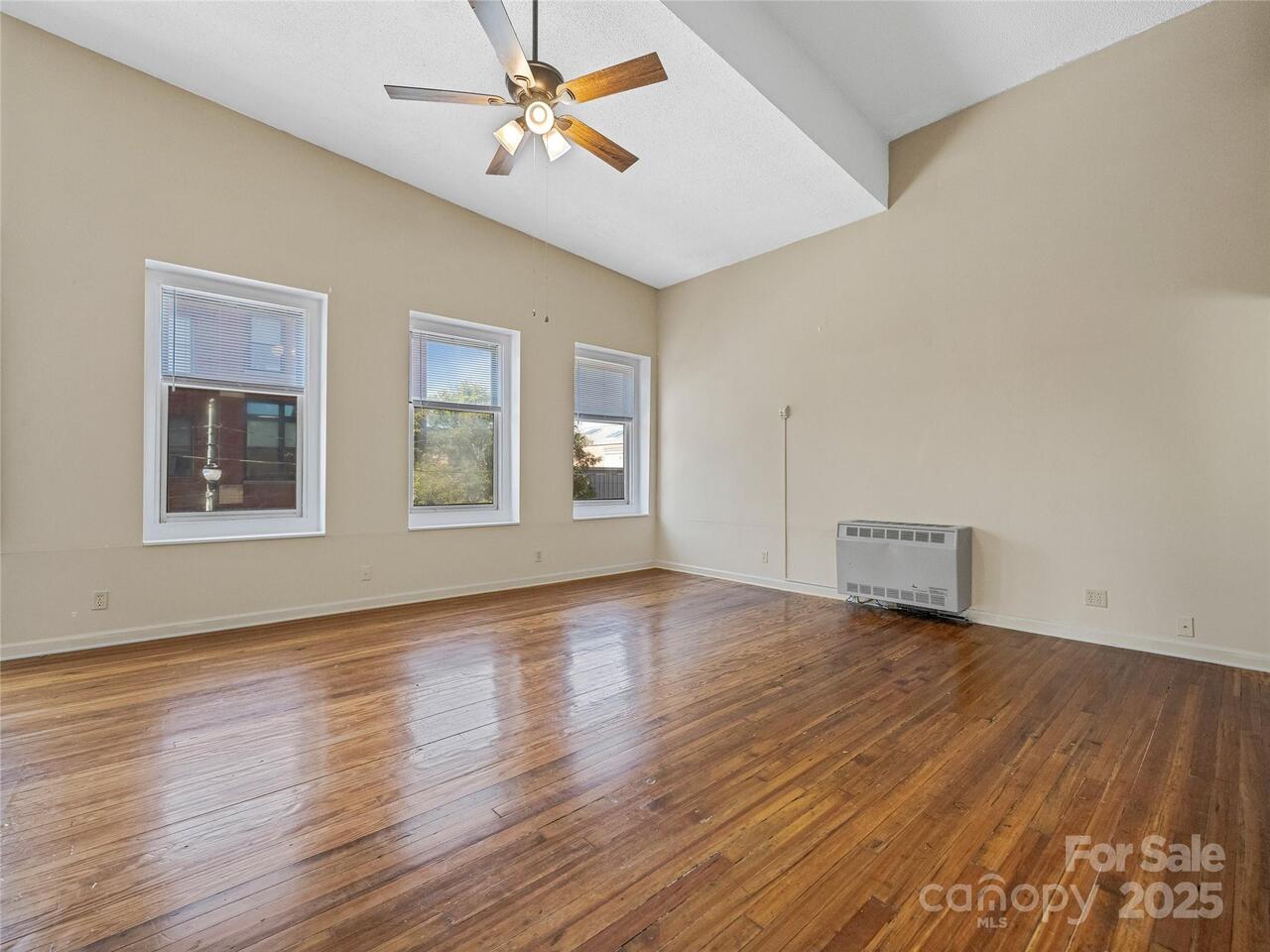 Listing Photo 12