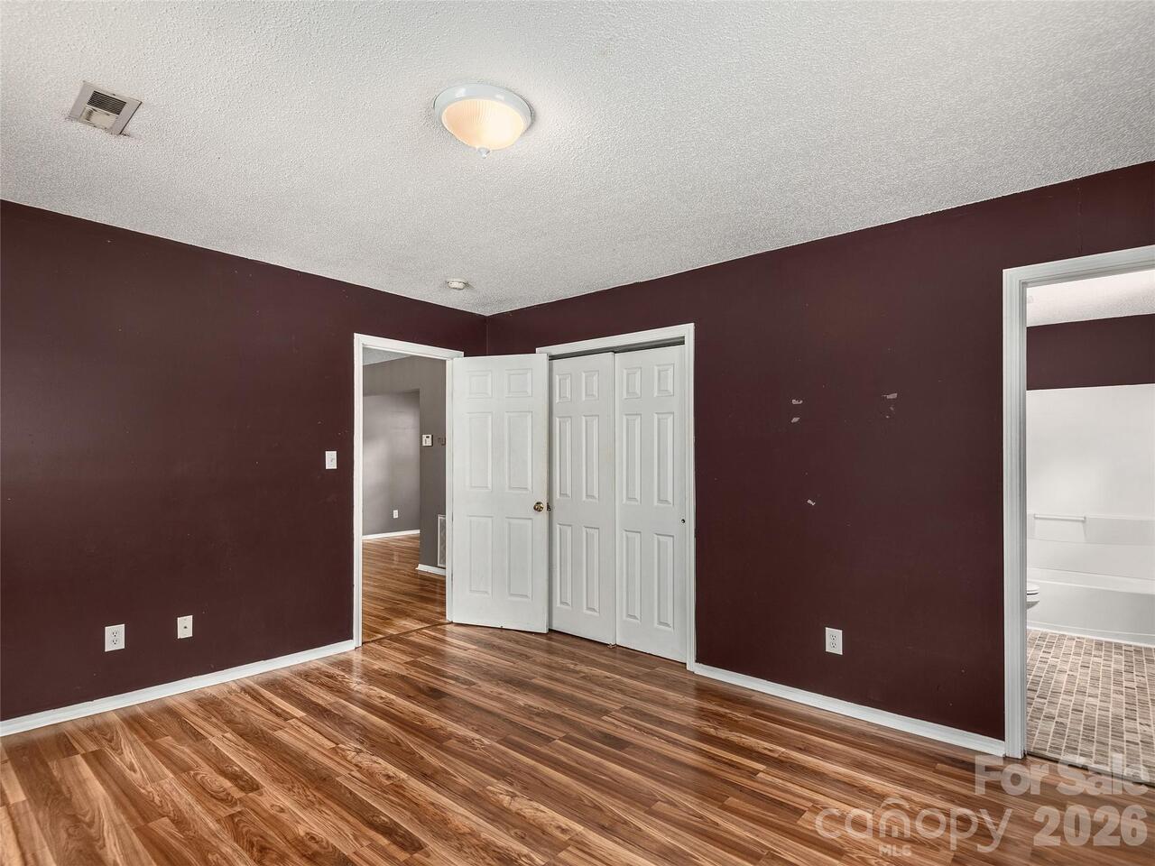 Listing Photo 12