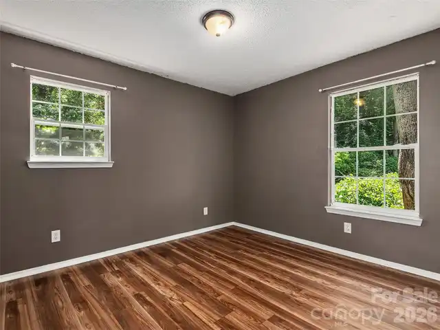 Listing Photo 11