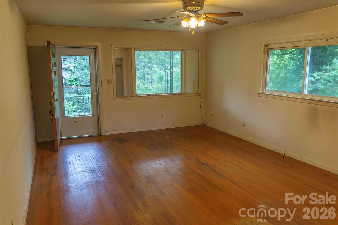Listing Photo 11