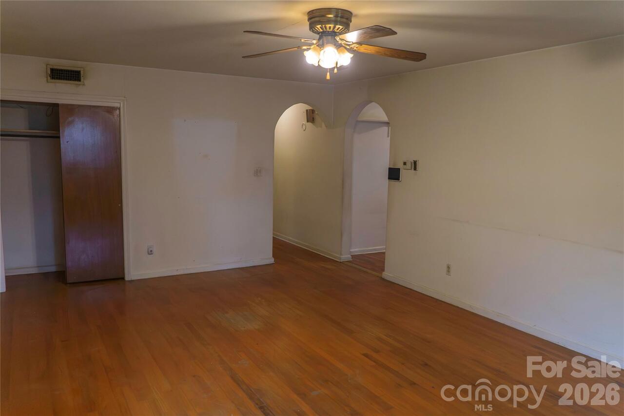 Listing Photo 12