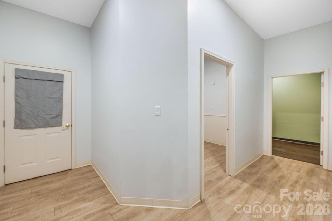 Listing Photo 11