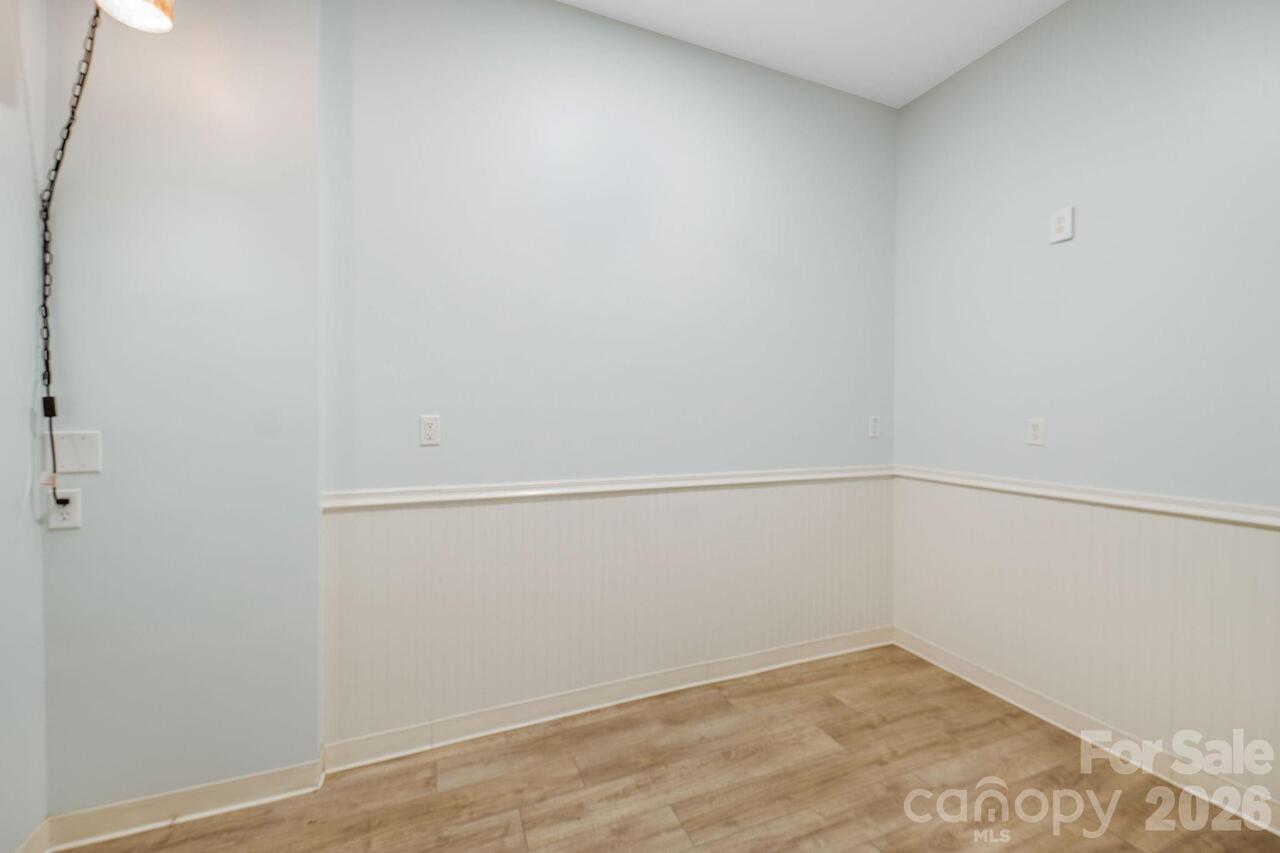 Listing Photo 12