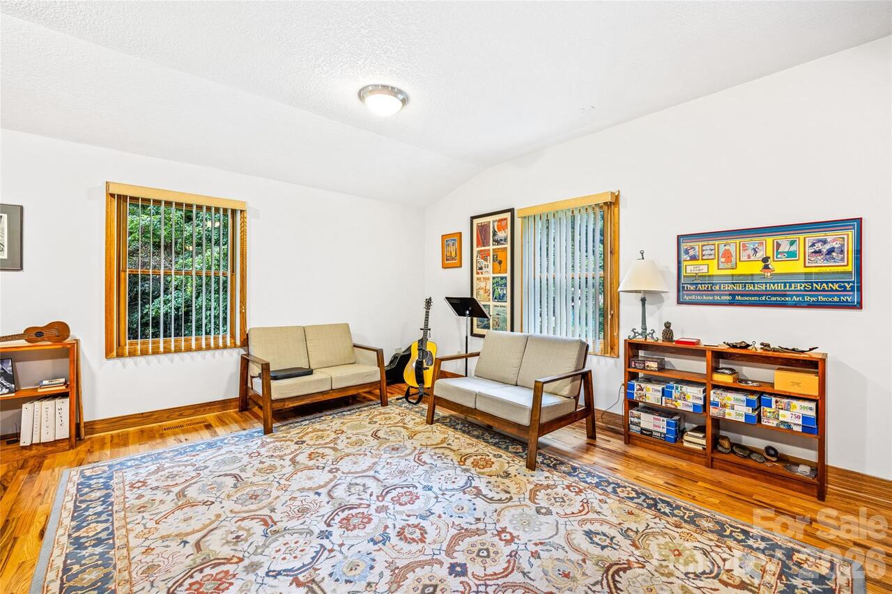 Listing Photo 11