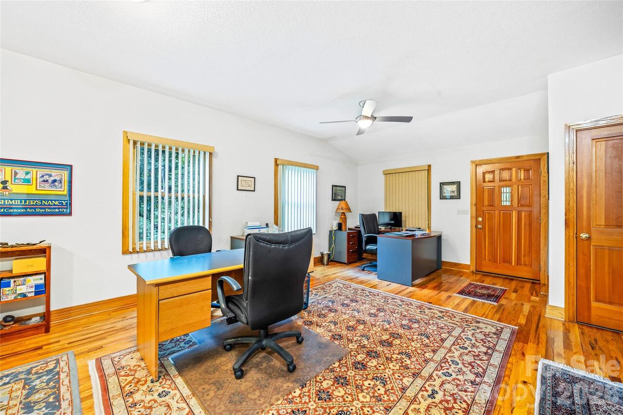 Listing Photo 12