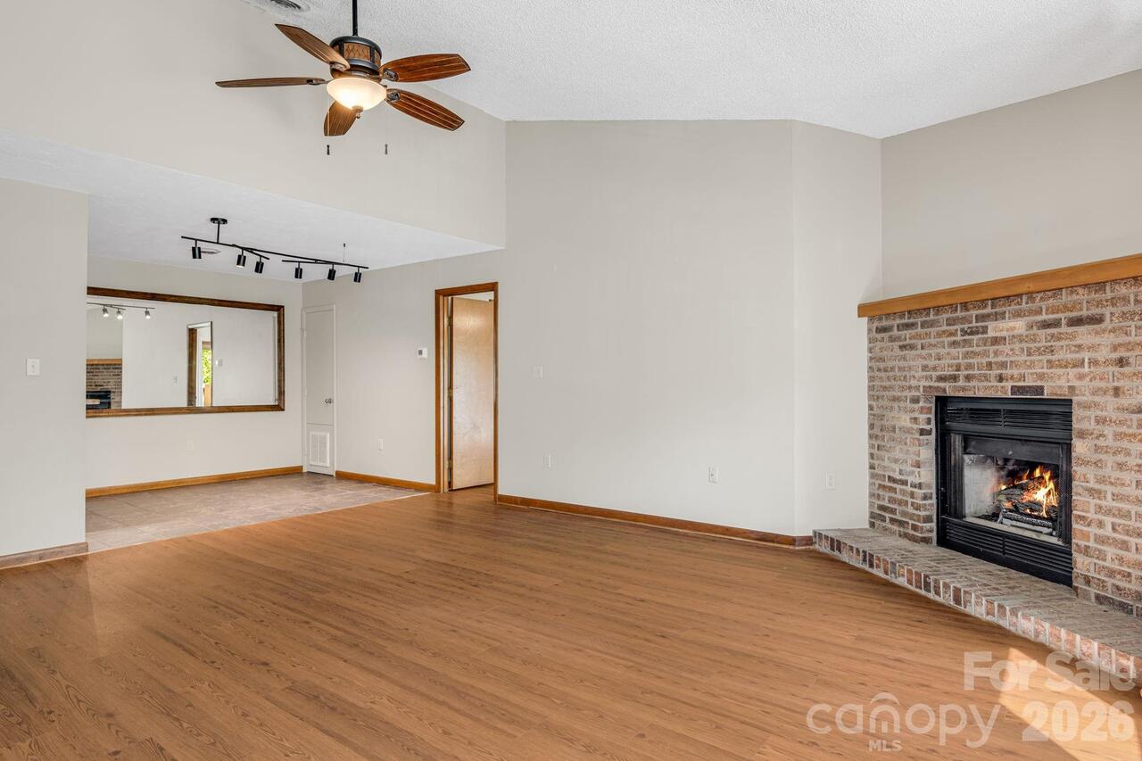Listing Photo 14