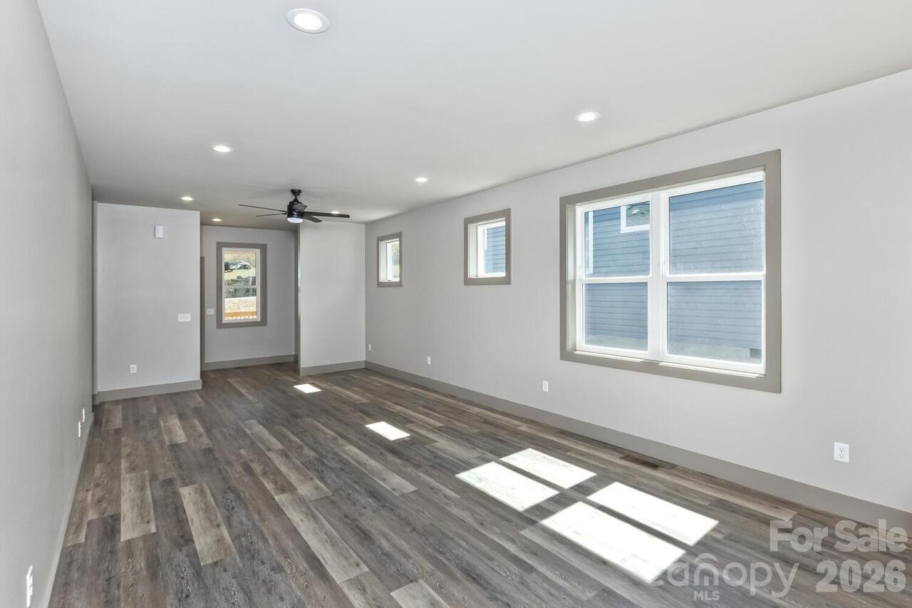 Listing Photo 11