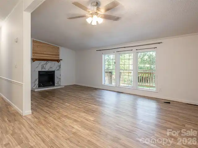 Listing Photo 12