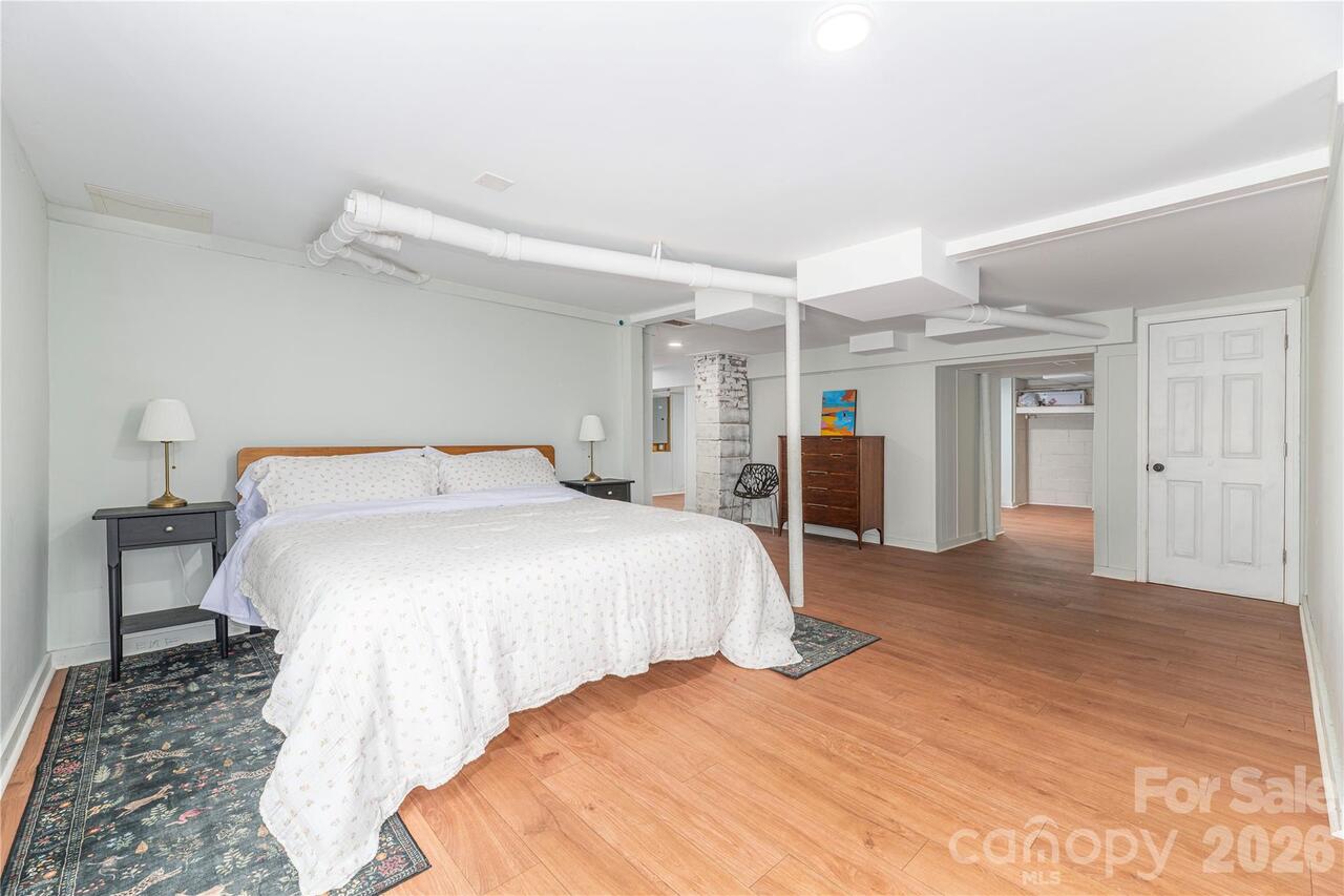 Listing Photo 12