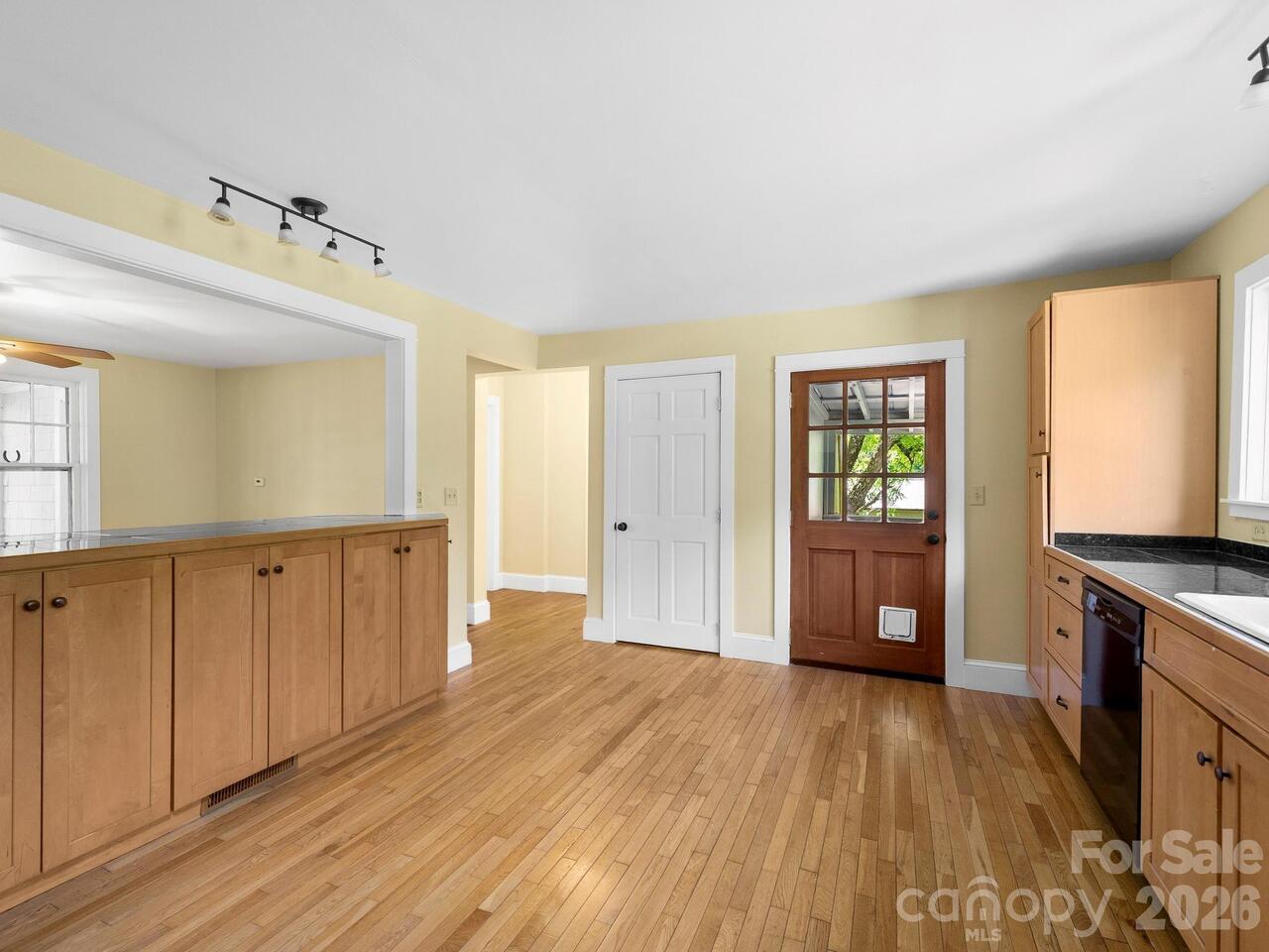 Listing Photo 11