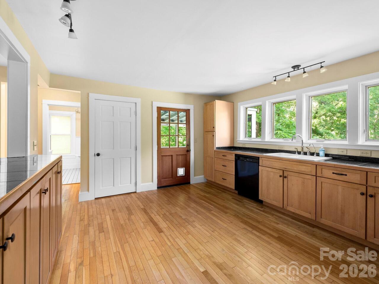 Listing Photo 12