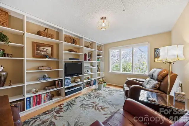Listing Photo 11