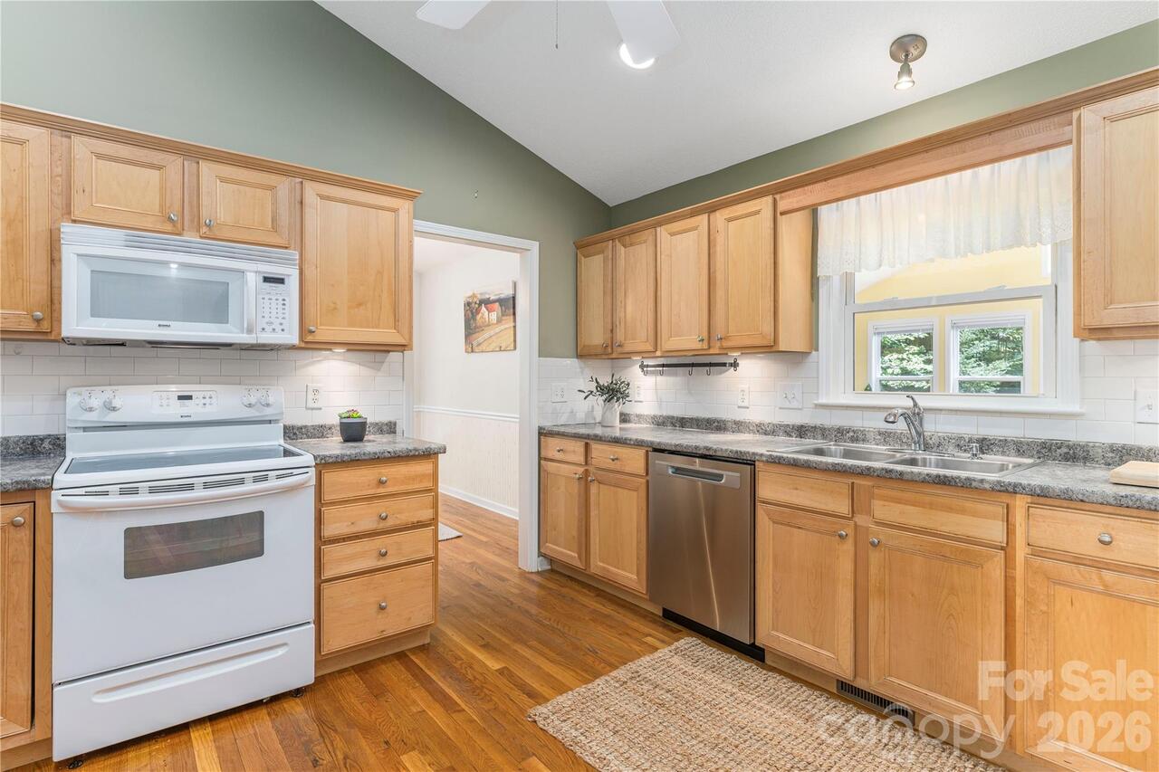 Listing Photo 11