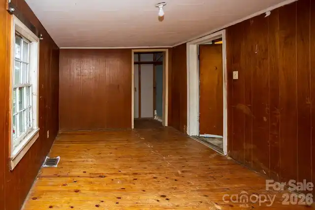 Listing Photo 11