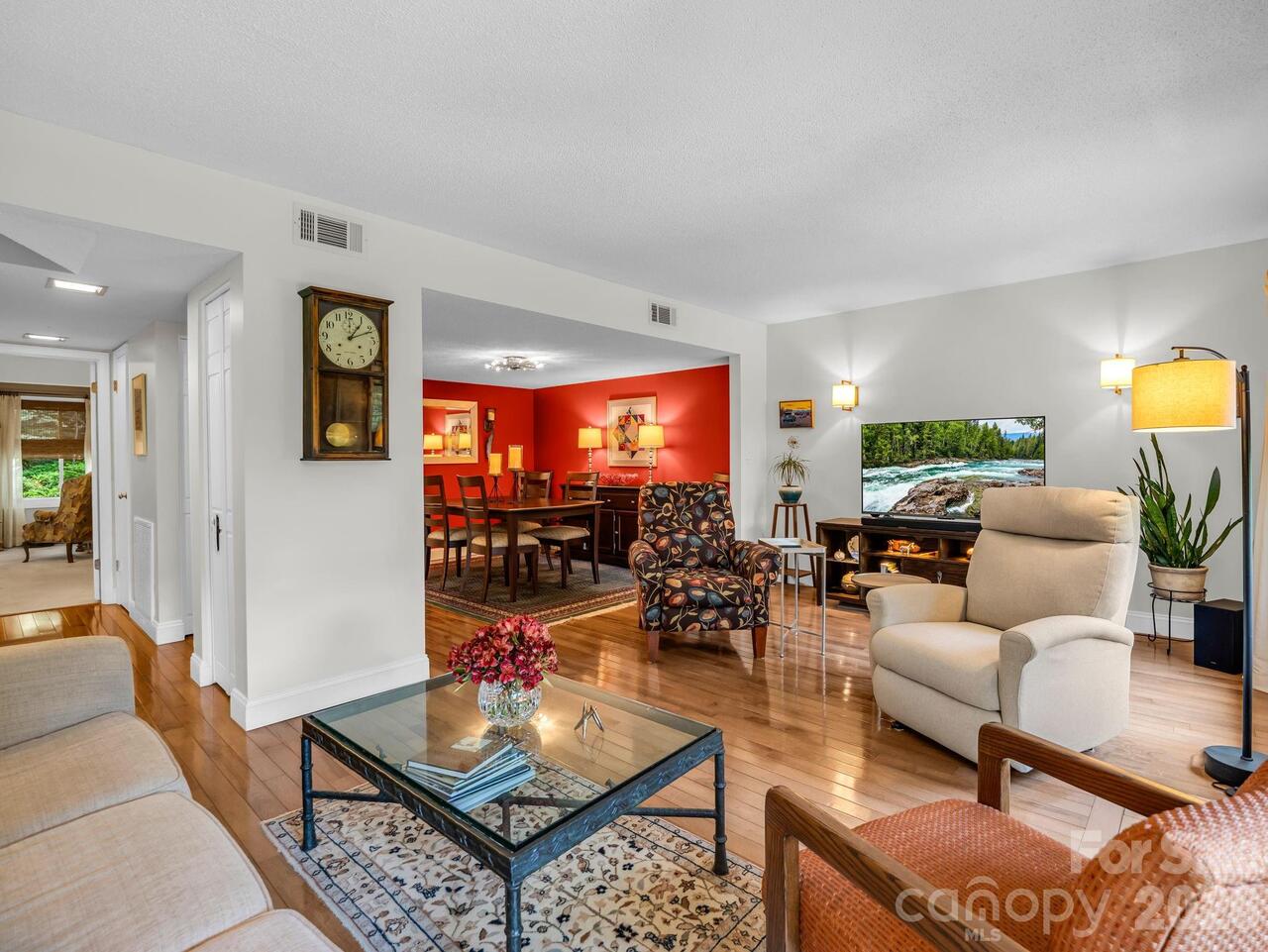 Listing Photo 11