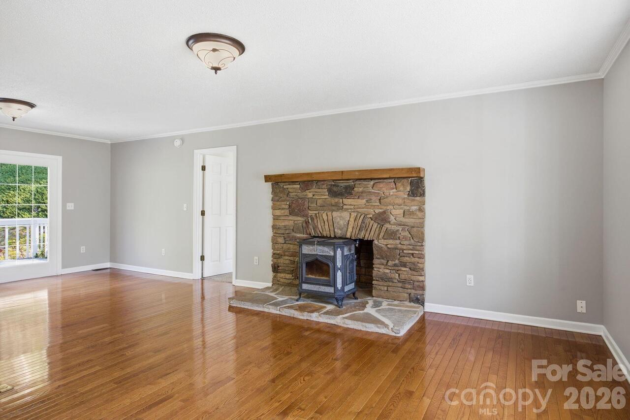 Listing Photo 12