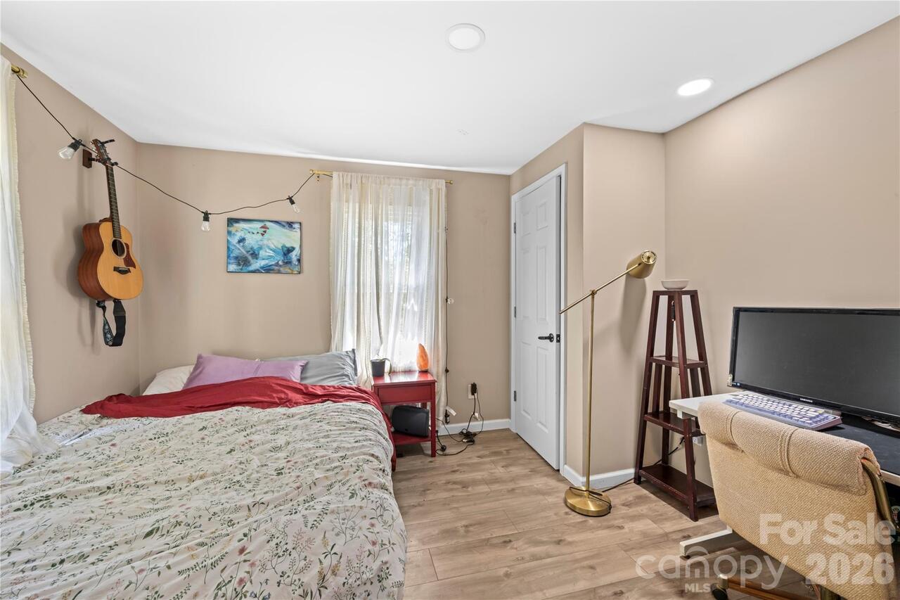 Listing Photo 12