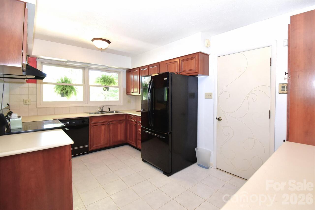 Listing Photo 9