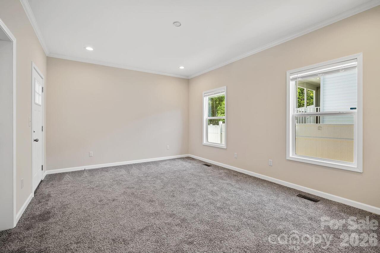 Listing Photo 14