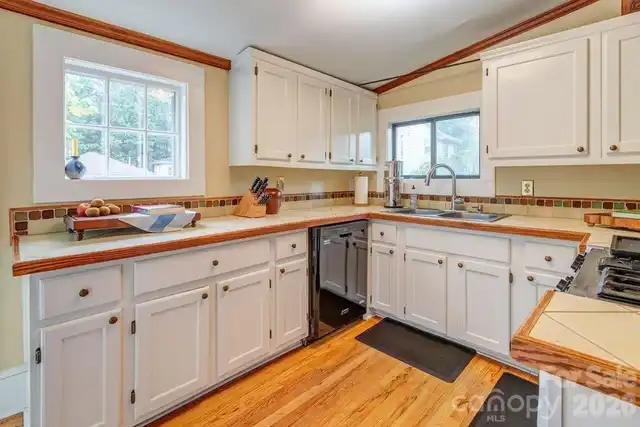 Listing Photo 11