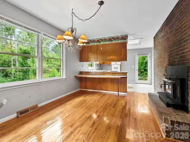 Listing Photo 11
