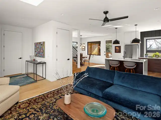 Listing Photo 11