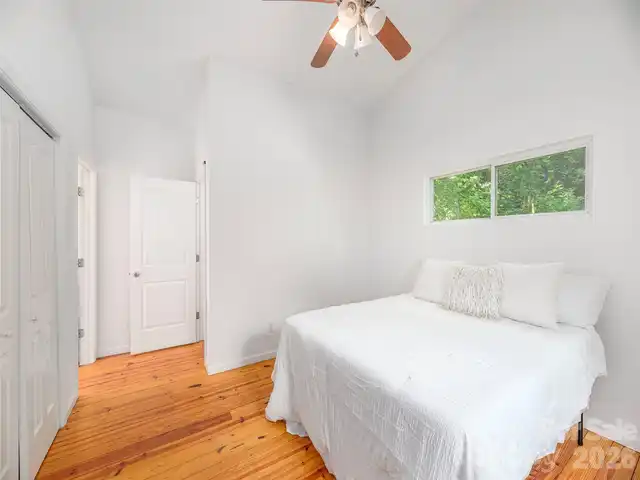 Listing Photo 12