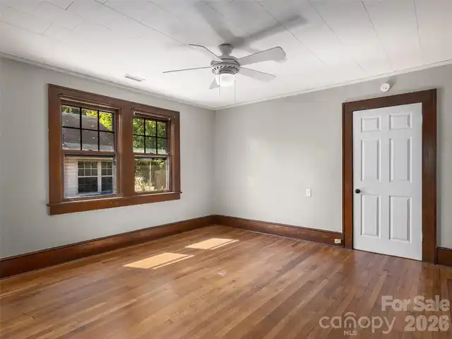 Listing Photo 12