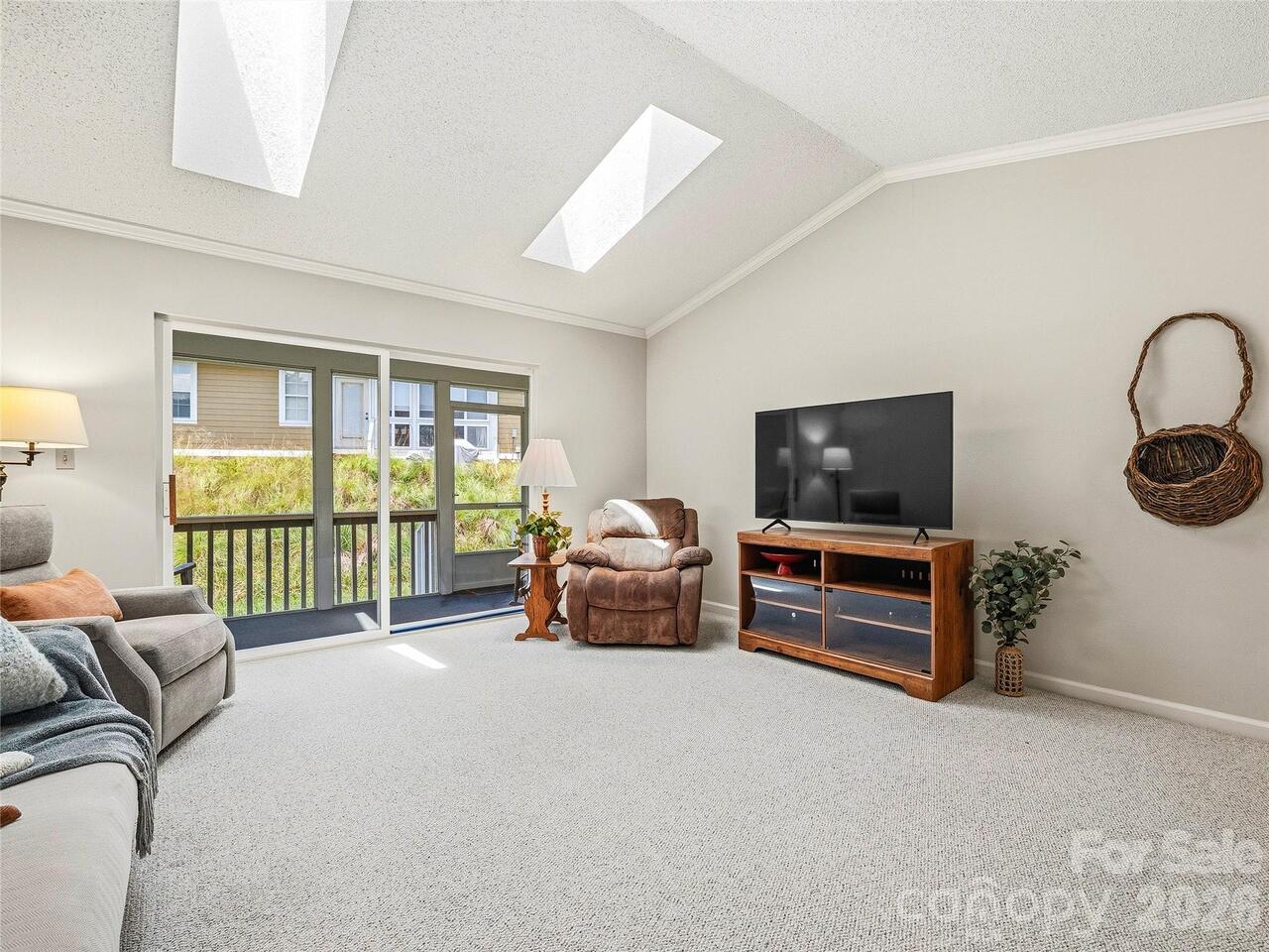 Listing Photo 12