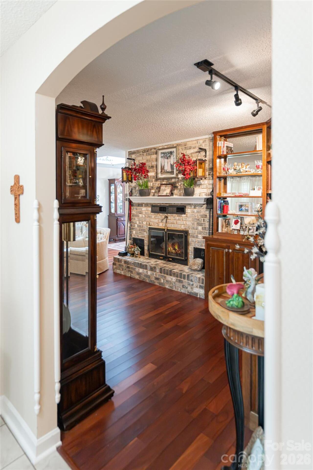 Listing Photo 12