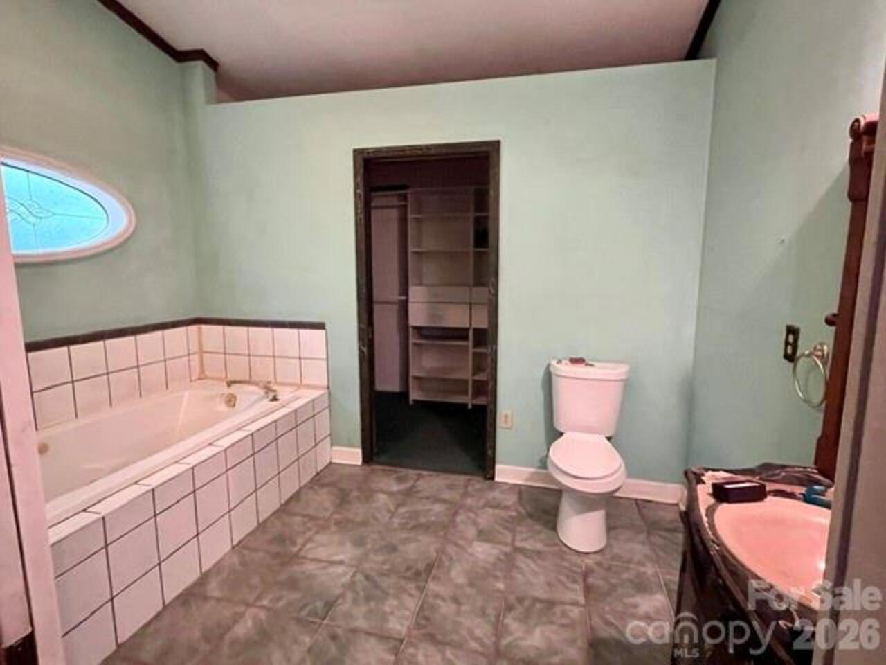 Listing Photo 12