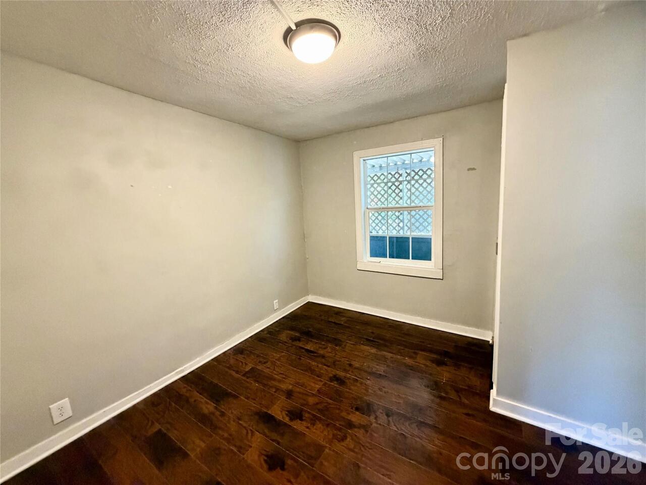 Listing Photo 10