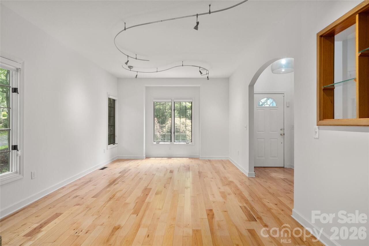 Listing Photo 11