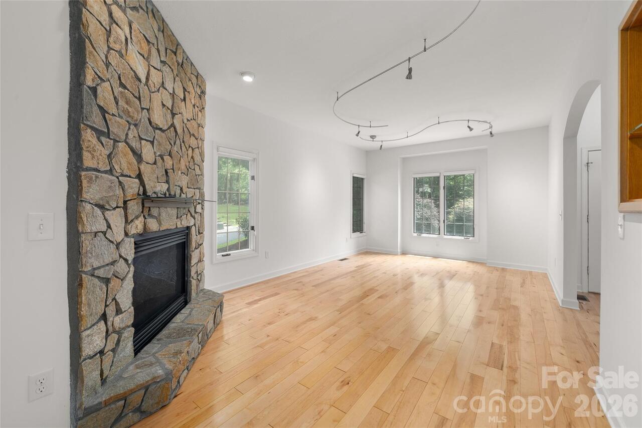 Listing Photo 12