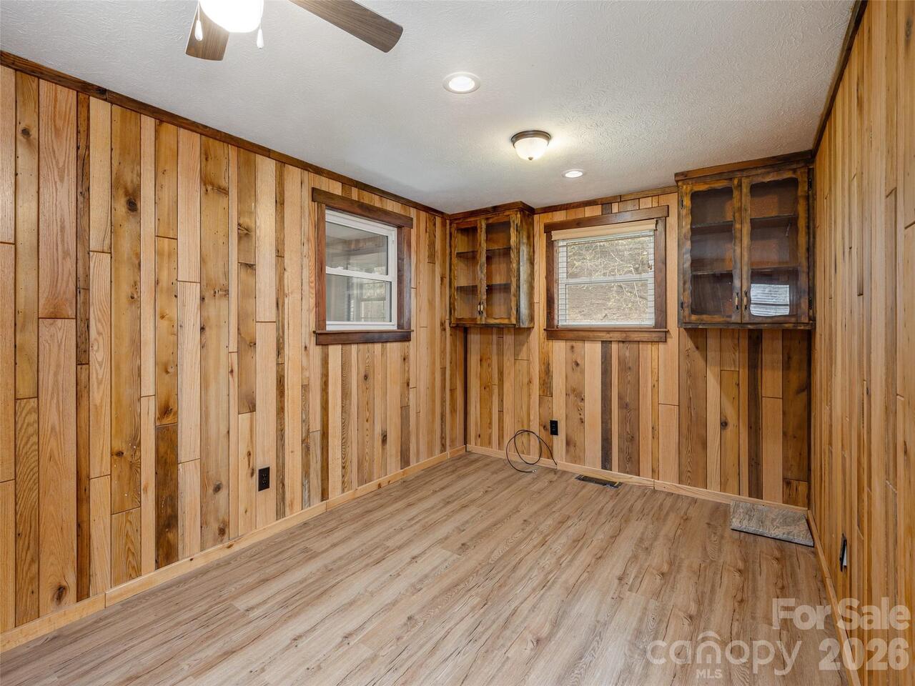 Listing Photo 12