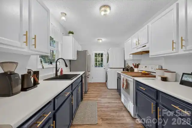 Listing Photo 12