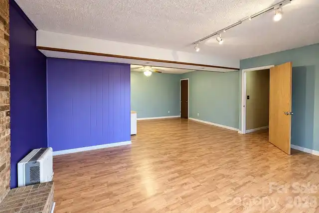 Listing Photo 11