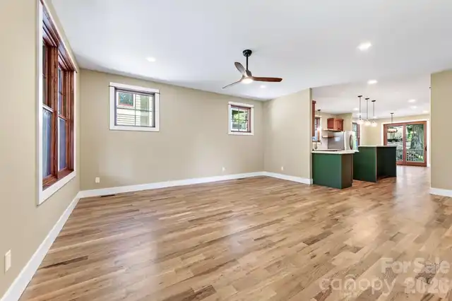 Listing Photo 11