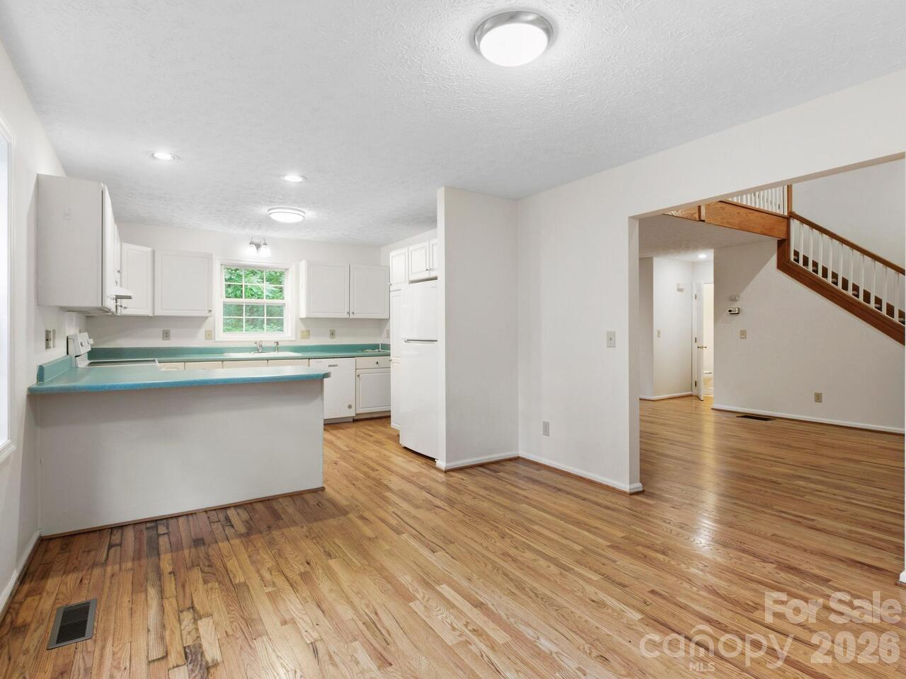Listing Photo 8