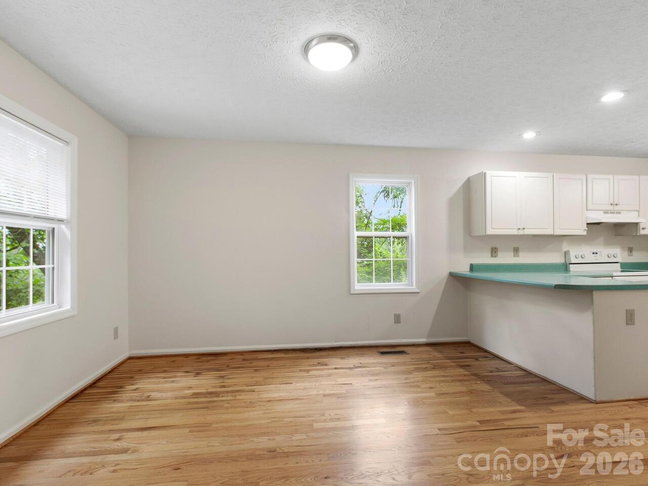 Listing Photo 12