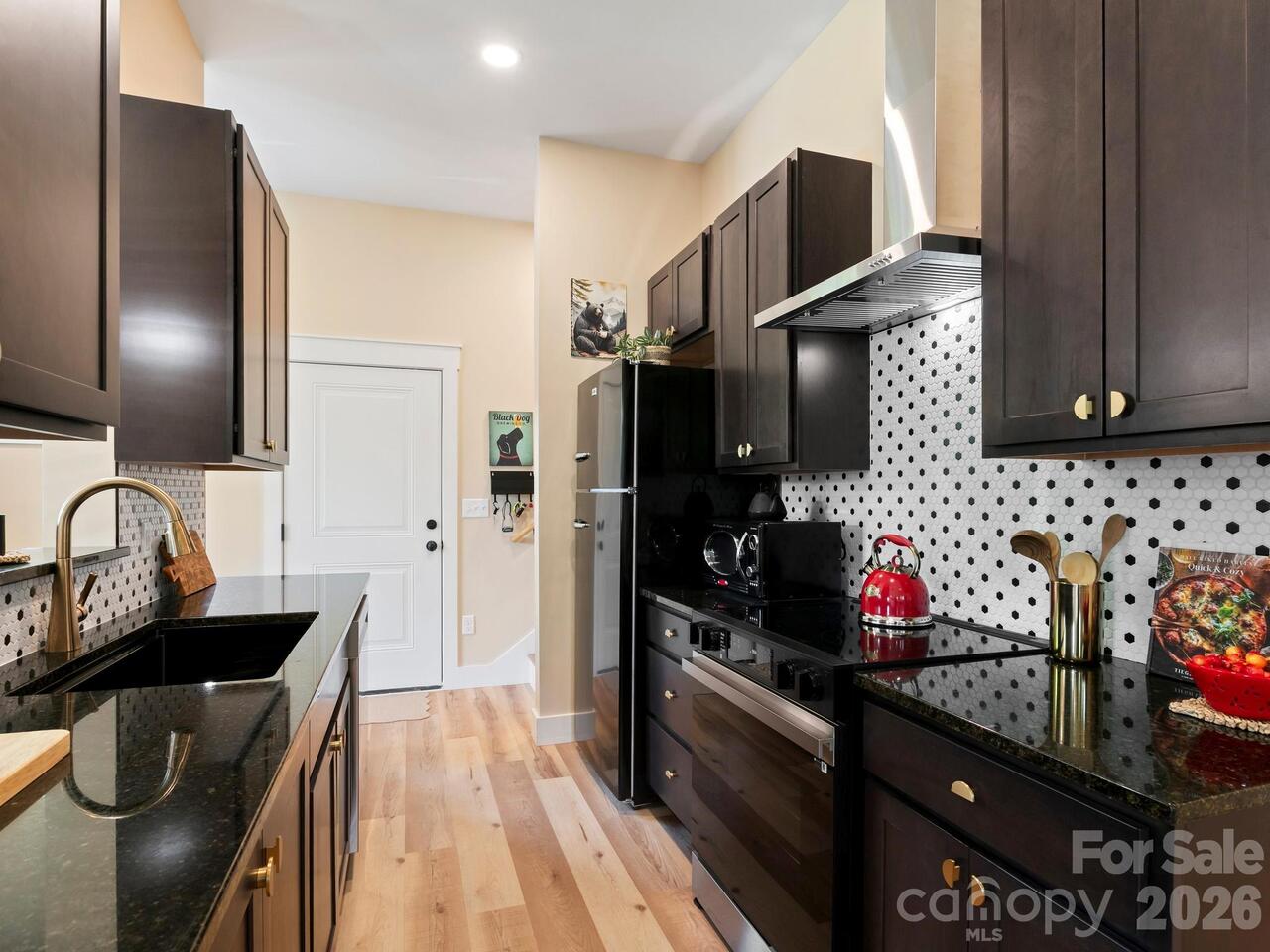 Listing Photo 11