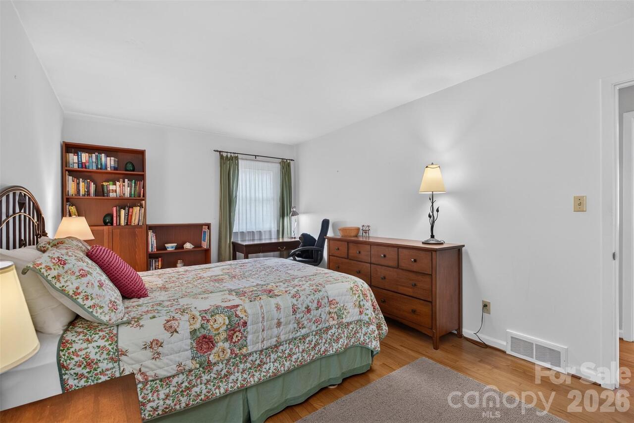 Listing Photo 16